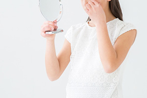 ⑦充血が強く目やにがたくさん出る